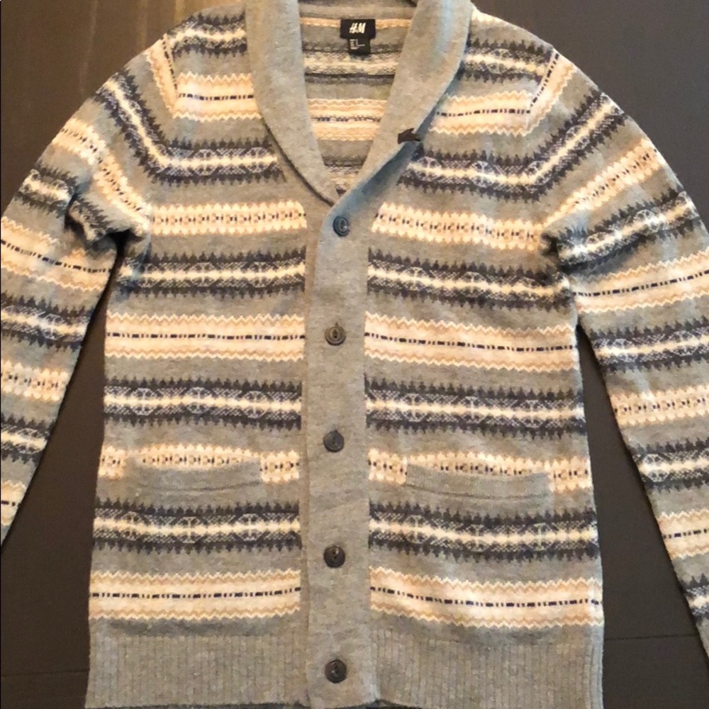 H&M gray patterned button up cardigan
